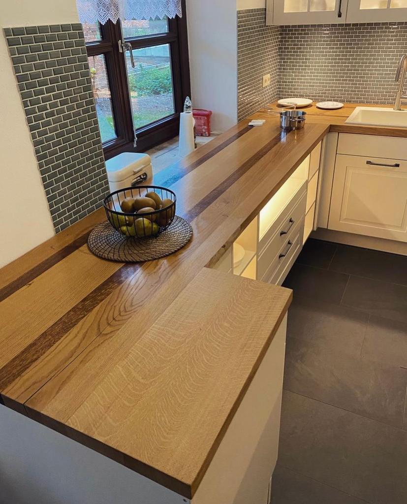 Eingebaute Arbeitsplatte auf Tropen- und Eichenholz