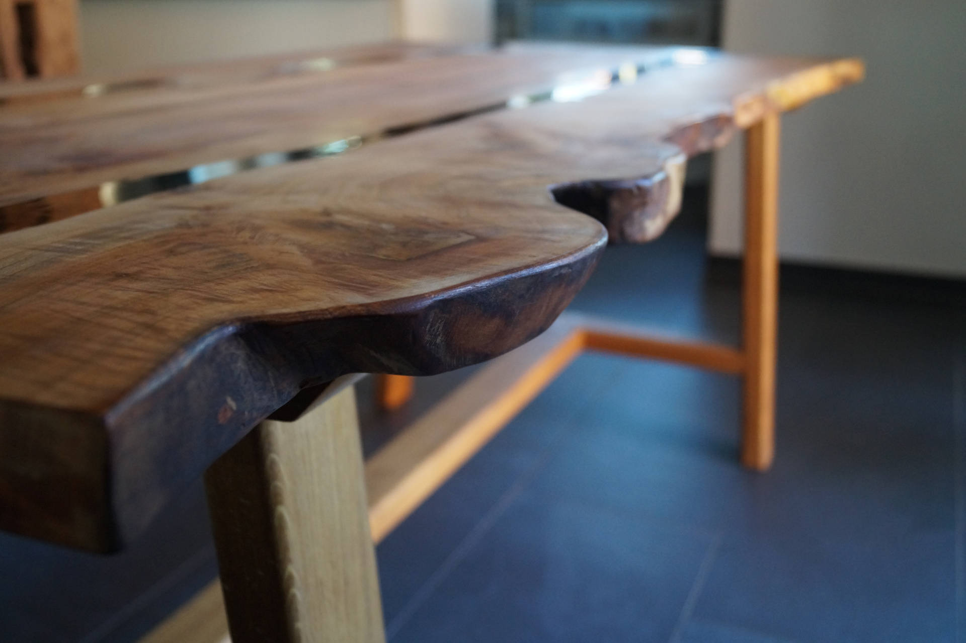 Tisch mit transparentem Epoxidharz