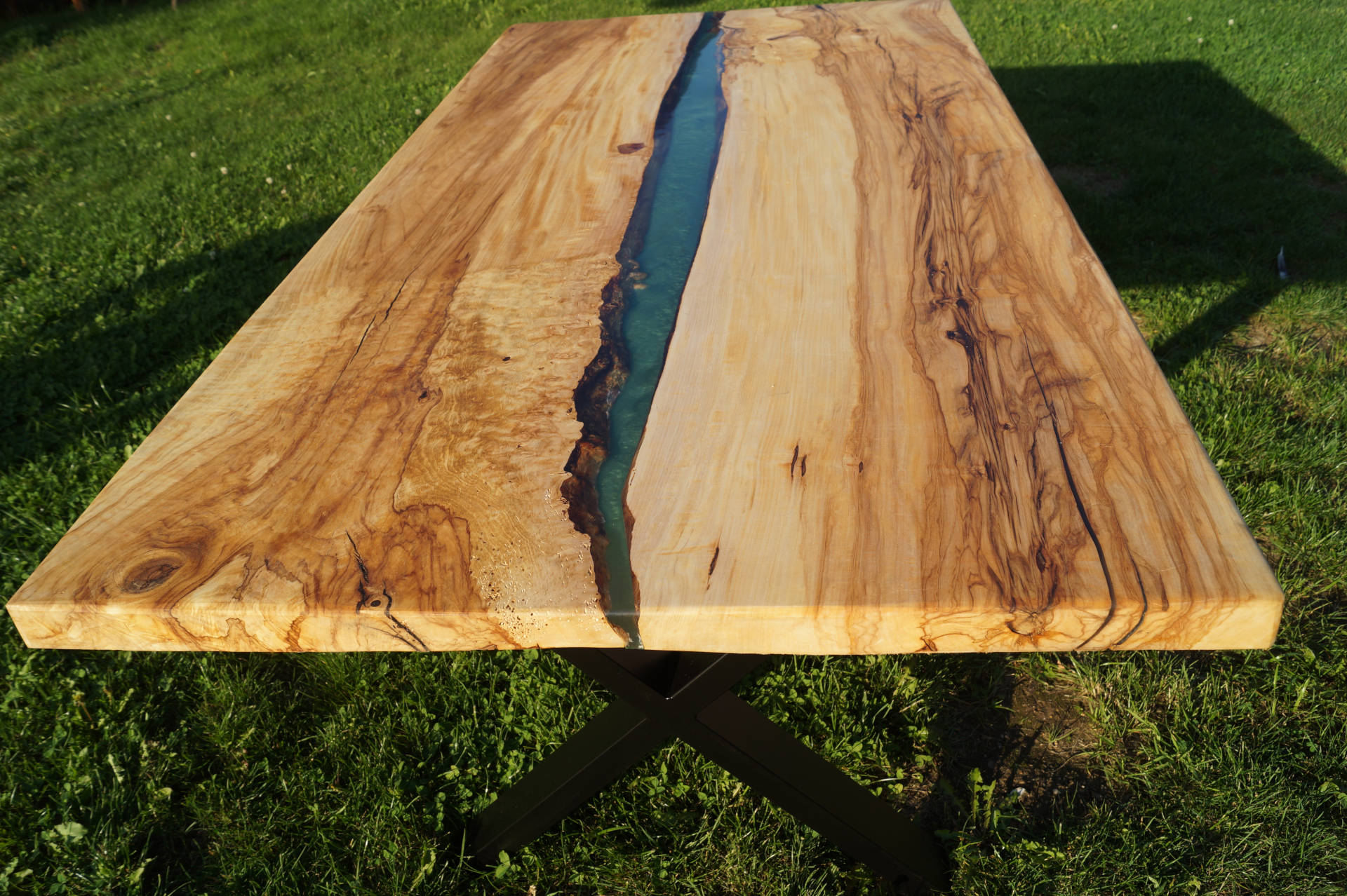 Kastanientisch mit grünem Epoxidharz