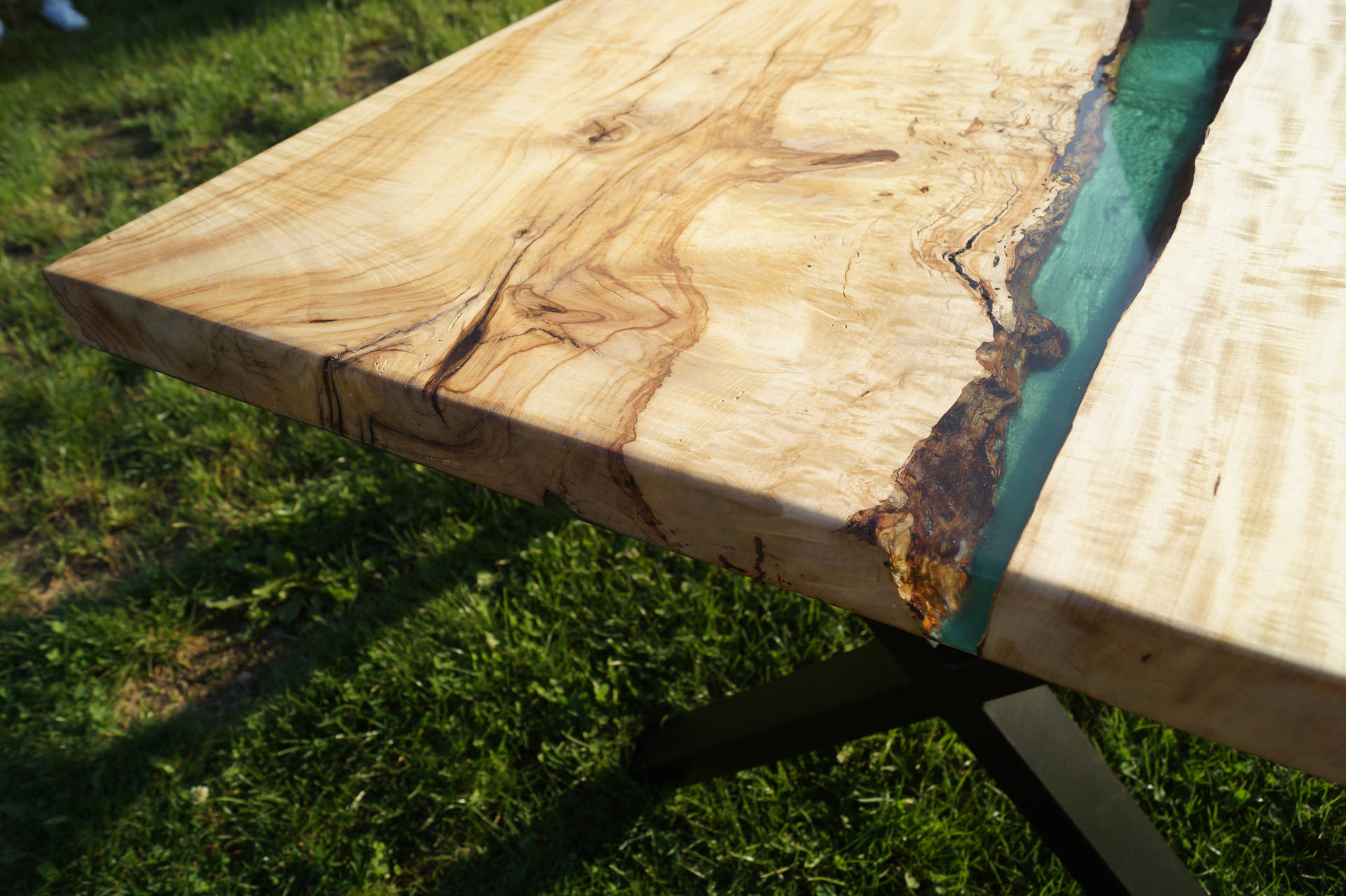 Detailaufnahme Kastanienholztisch mit grün/türkisem Epoxidharz