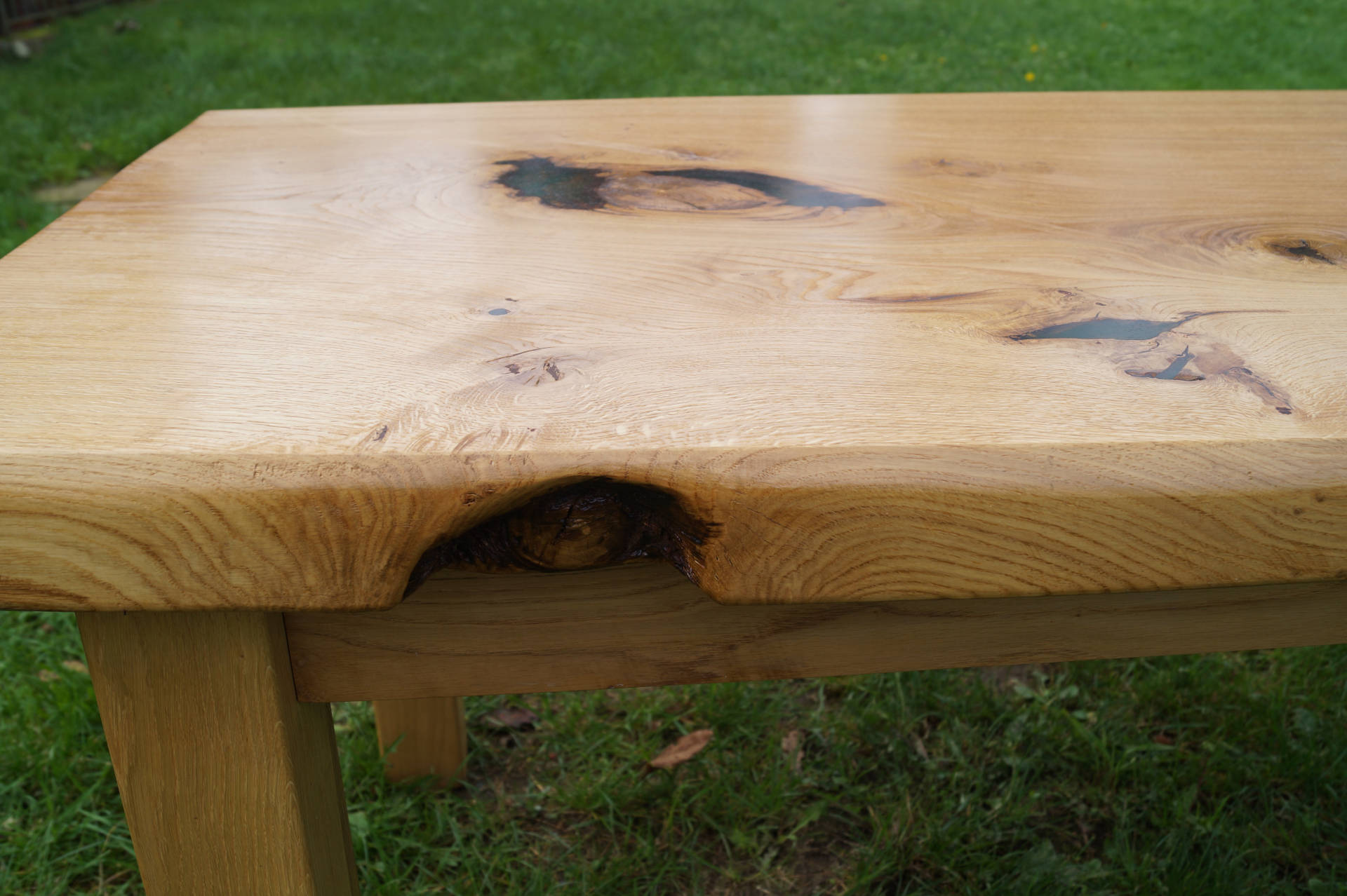 Einbretttisch seitliche Ansicht, Detailfoto einer Kerbe