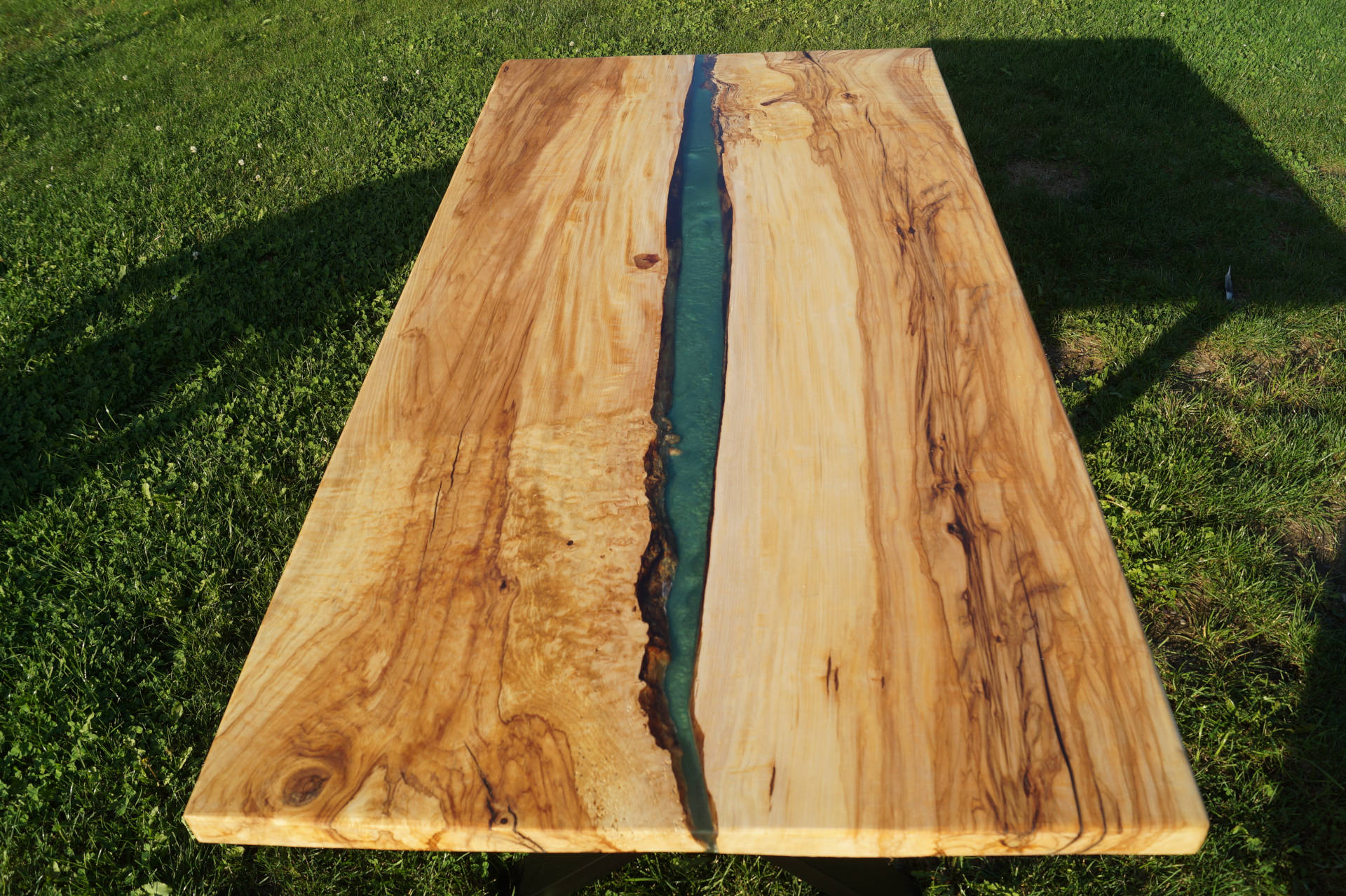 Kastanienholztisch von vorne